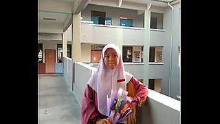 model tanpa baju dan celana